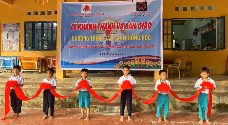Niềm vui của học sinh điểm trường Tăk Râu (thôn 2, xã Trà Nam, Nam Trà My) trong ngày làm lễ bàn giao công trình cải tạo trường học từ nguồn xã hội hóa. Niềm vui của học sinh điểm trường Tăk Râu (thôn 2, xã Trà Nam, Nam Trà My) trong ngày làm lễ bàn giao công trình cải tạo trường học từ nguồn xã hội hóa.