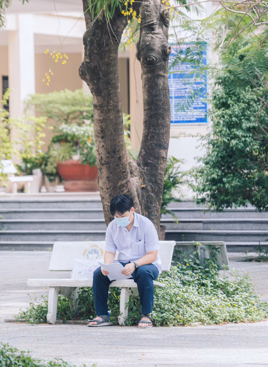 Một thí sinh xem lại bài làm sau giờ thi môn Toán. (Ảnh: Trường THPT Trần Phú).