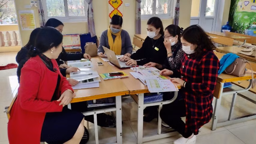 GV Bắc Giang sớm tìm hiểu về SGK, TBDH phục vụ đổi mới chương trình GD phổ thông. Ảnh: Thuý Hoàn