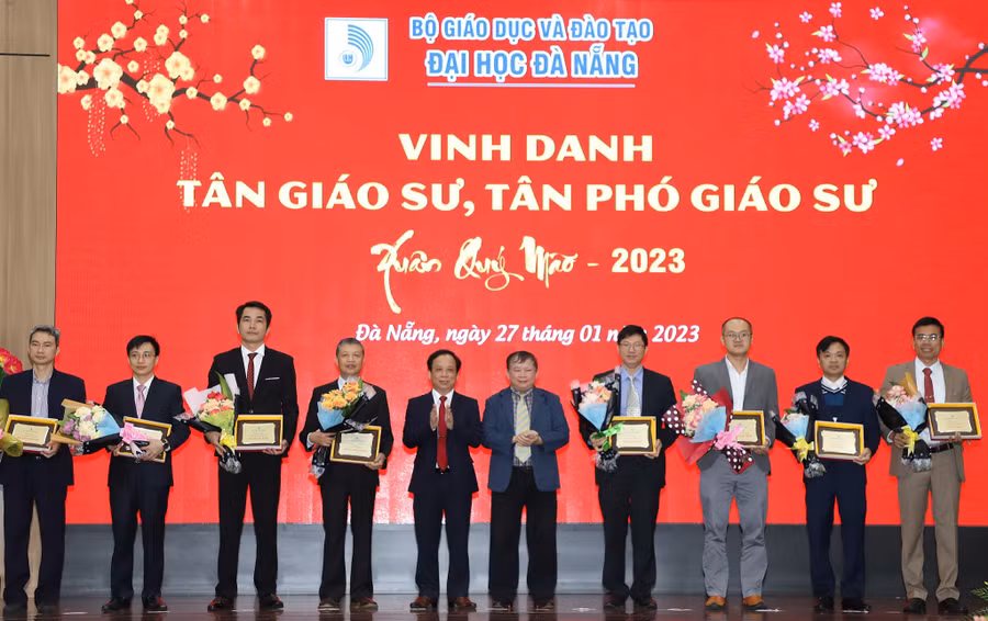 ĐH Đà Nẵng vinh danh các giáo sư, phó giáo sư được bổ nhiệm năm 2022. Ảnh: ĐH Đà Nẵng cung cấp