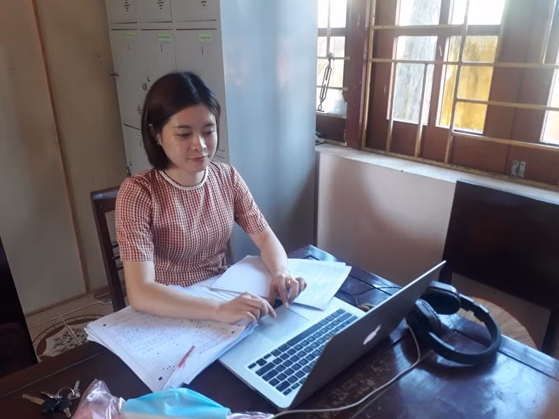 GV Trường THPT số 1 Bắc Hà - Lào Cai dạy học trực tuyến cho học sinh. Ảnh: Đức Trí
