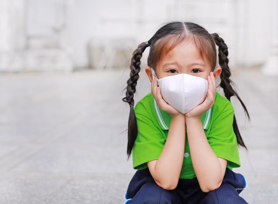 Trẻ em có khả năng thích ứng nhanh chóng với việc giao tiếp qua khẩu trang. Ảnh minh họa.