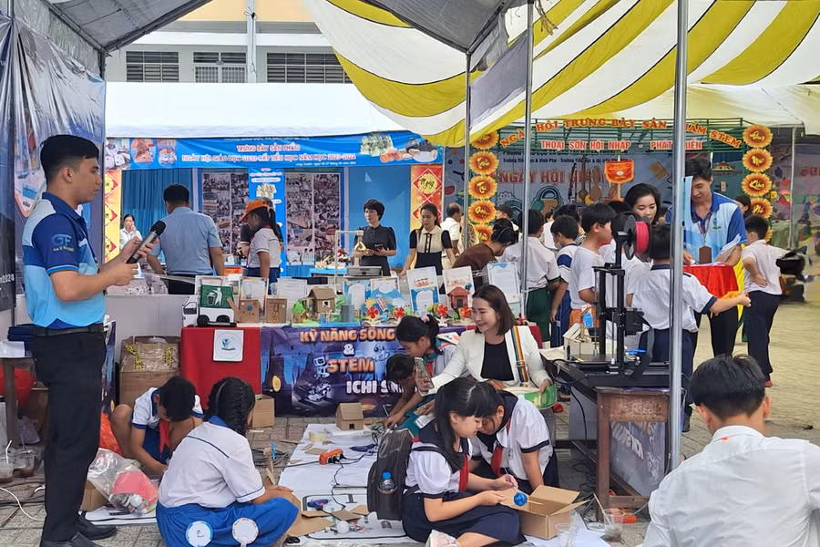 Học sinh tham gia phần thi thiết kế và chế tạo sản phẩm STEM tại Ngày hội. Học sinh tham gia phần thi thiết kế và chế tạo sản phẩm STEM tại Ngày hội.