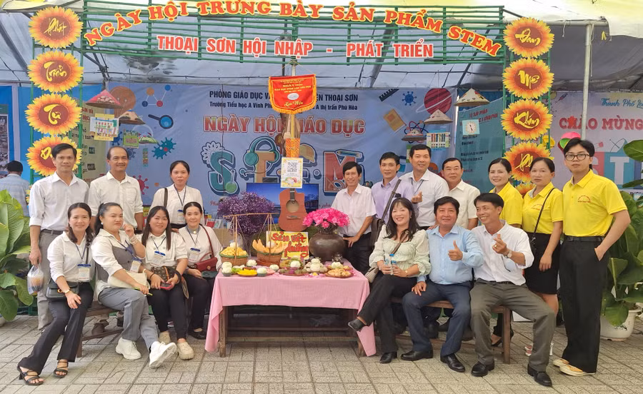 Giáo viên tham gia gian hàng trưng bày sản phẩm STEM tại Ngày hội. Giáo viên tham gia gian hàng trưng bày sản phẩm STEM tại Ngày hội.
