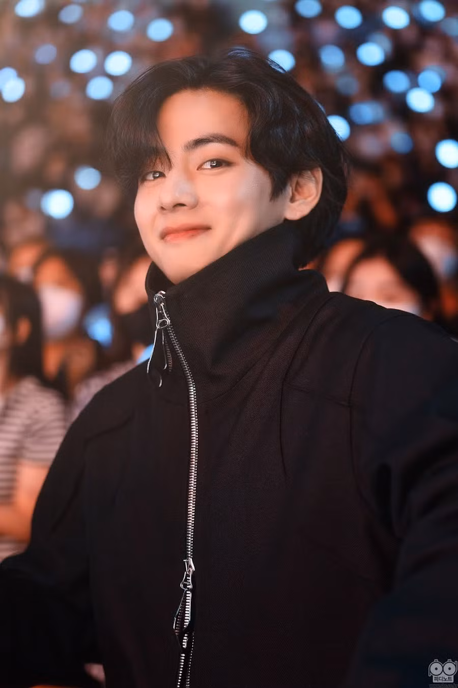 1. V (BTS).