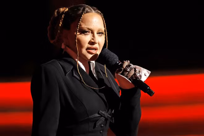 Madonna đã được đưa đến bệnh viện ở New York, Mỹ sau khi bị nhiễm trùng đường hô hấp nghiêm trọng. Madonna đã được đưa đến bệnh viện ở New York, Mỹ sau khi bị nhiễm trùng đường hô hấp nghiêm trọng.