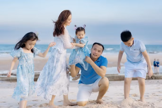 Vy Oanh cùng ông xã đại gia đưa 3 nhóc tỳ đi nghỉ dưỡng. Vy Oanh cùng ông xã đại gia đưa 3 nhóc tỳ đi nghỉ dưỡng.