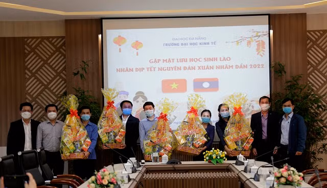 Trường ĐH Kinh tế, ĐH Đà Nẵng tặng quà cho lưu học sinh Lào nhân dịp Tết nguyên đán.