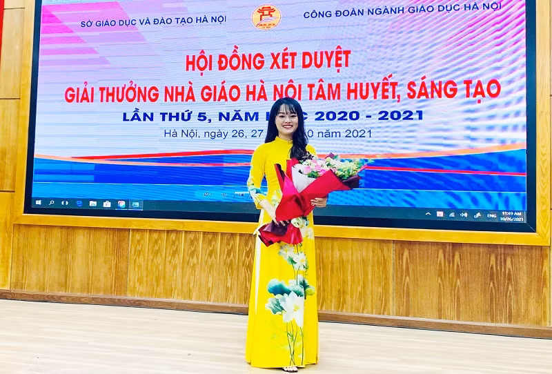 Cô Bùi Bích Thủy là một trong số các nhà giáo tiêu biểu được Sở GD&amp;ĐT Hà Nội tặng danh hiệu “Nhà giáo Hà Nội tâm huyết, sáng tạo năm 2021”.
