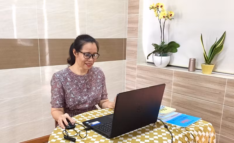 Cô Nguyễn Thị Tuyết trong giờ dạy trực tuyến.
