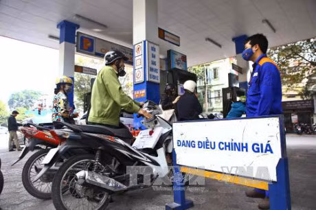 Tu 3 gio chieu: Gia xang dau tang tu 300 - 500 dong/lit - Anh 1