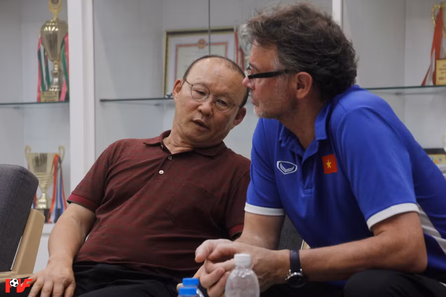 Huấn luyện viên Philippe Troussier (bên phải) và ông Park Hang Seo. Huấn luyện viên Philippe Troussier (bên phải) và ông Park Hang Seo.