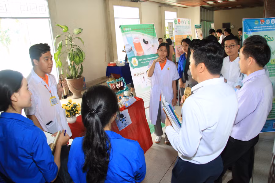 Sinh viên ngành Bảo vệ thực vật, Trường ĐH Nông Lâm TPHCM tham gia thuyết trình. Sinh viên ngành Bảo vệ thực vật, Trường ĐH Nông Lâm TPHCM tham gia thuyết trình.