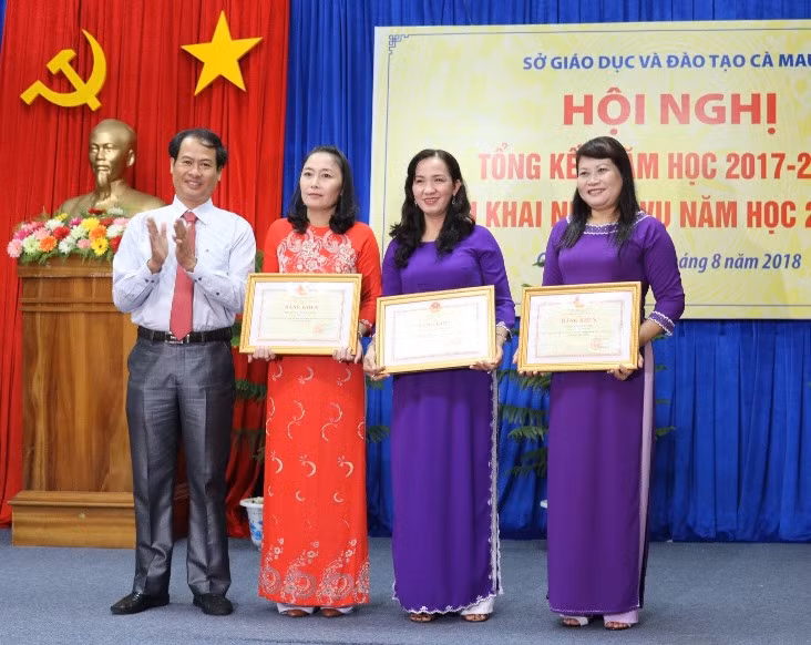 Đại diện Bộ GD&ĐT trao bằng khen cho các tập thể xuất sắc