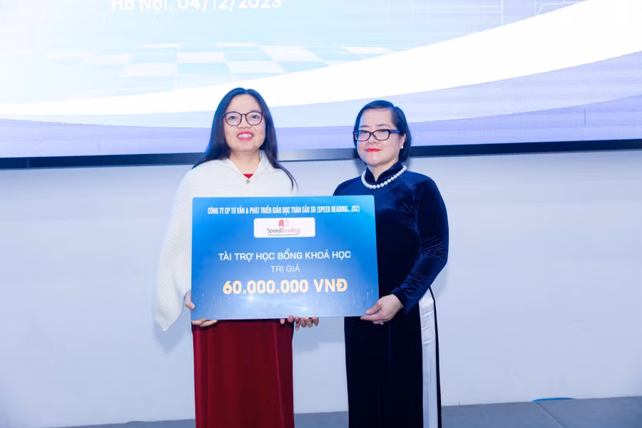 Doanh nghiệp cũng trao tài trợ trực tiếp cho sinh viên Trường ĐH Phenikaa