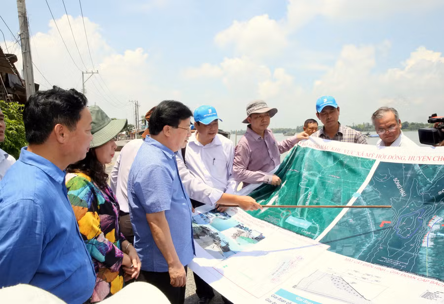 Phó Thủ tướng Trịnh Đình Dũng cùng đoàn công tác Chính phủ khảo sát tại hiện trường khu vực sạt lở tại xã Mỹ Hội Đông, huyện Chợ Mới, tỉnh An Giang. Ảnh: VGP/Xuân Tuyến