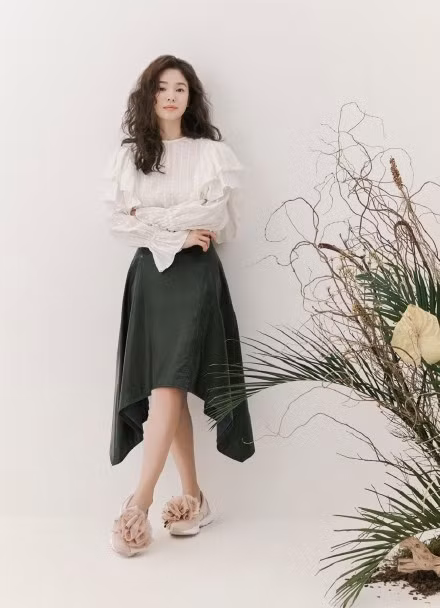 Song Hye Kyo tóc xù xinh đẹp ngất ngây trong loạt ảnh tung đúng Valentine - ảnh 14