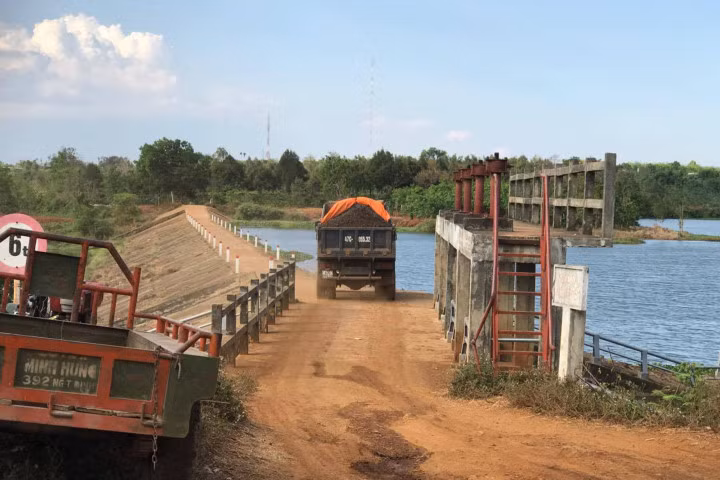 Dân bức xúc vì xe chở đất lộng hành