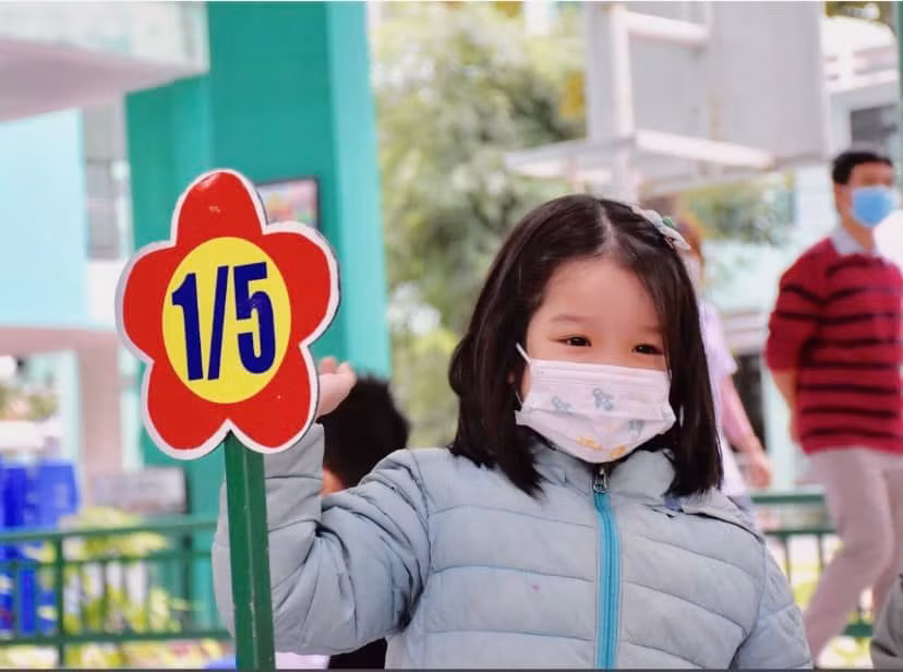 Trường Tiểu học Núi Thành để biển theo các lớp học để HS tìm cô giáo chủ nhiệm dễ dàng trong ngày đầu tiên đến trường học trực tiếp