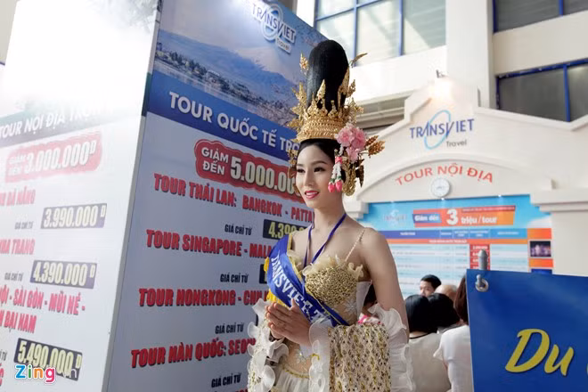 Đại diện công ty TransViet Travel cho biết, mục tiêu lần này là quảng bá cho các tour đến Thái Lan với mức giá trọn gói rất hấp dẫn, đặc biệt là trong chiến dịch mùa hè năm nay. Nhân dịp hội chợ du lịch quốc tế VITM 2015, công ty du lịch đưa ra chương trình khuyến mại kích cầu đặc biệt lớn nhất trong năm, giảm giá tới 5 triệu đồng một khách khi đăng ký tour tại hội chợ và giảm tới 30% dịch vụ đặt phòng khách sạn. Người đẹp chuyển giới Thái Lan trong hội chợ du lịch Hà Nội