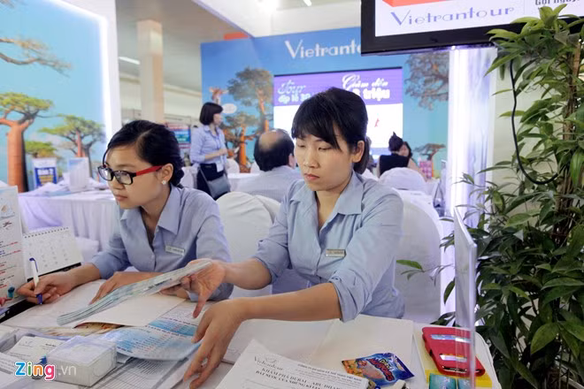 Nhiều tour giá sâu được bán tại gian hàng Vietrantour, như đi Singapore 4 ngày chỉ còn 10 triệu đồng, Myanmar 4 ngày 11 triệu đồng, Malaysia 4 ngày 8 triệu đồng, Hong kong 4 ngày giá từ 9,5 triệu đồng... Bà Nguyễn Thị Huyền, giám đốc kinh doanh công ty cho biết, khách đặt tour tại đây sẽ được giảm giá khoảng 1 triệu đồng trở lên. Đối với du lịch các nước châu Âu, châu Mỹ, công ty có chính sách giảm tới 8 triệu đồng/người. Người đẹp chuyển giới Thái Lan trong hội chợ du lịch Hà Nội