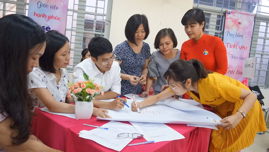 Cô giáo Nguyễn Hồng Hạnh (thứ 2 từ phải sang) cùng các GV trao đổi về lớp học hạnh phúc. Ảnh: Trịnh Huyền