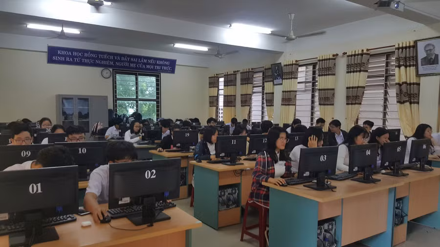 Học sinh lớp 10/7, Trường THPT Trần Phú làm bài kiểm tra trực tuyến môn Tin học trên máy tính.