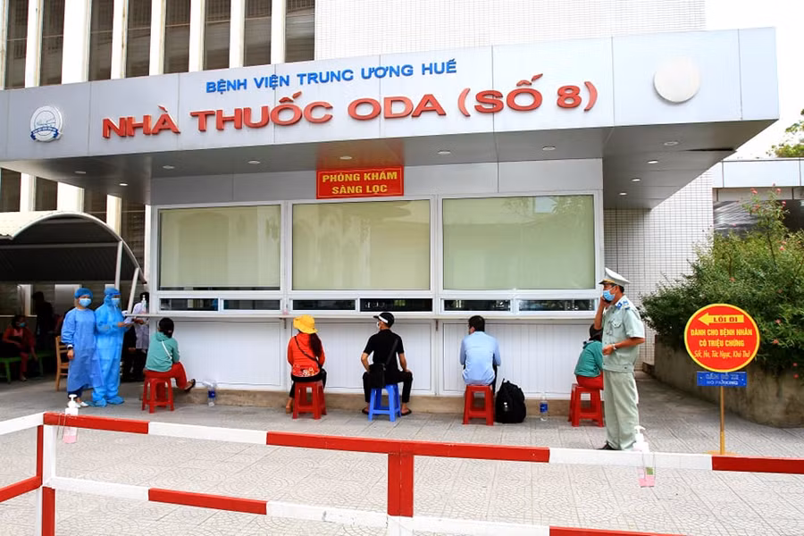 Bệnh viện vừa thực hiện nhiệm vụ chống dịch, vừa điều trị cho các bệnh nhân đến từ vùng có dịch.