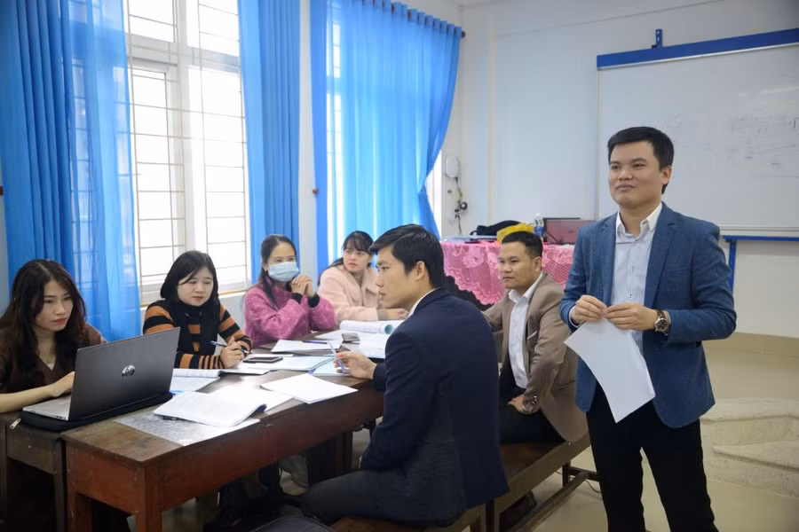 Giáo viên cốt cán tiểu học của 3 tỉnh Quảng Bình, Quảng Trị, Thừa Thiên Huế tham gia tập huấn.