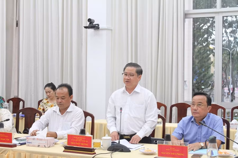 Ông Trần Việt Trường, Phó Bí thư Thành ủy, Chủ tịch UBND TP Cần Thơ phát biểu tại buổi làm việc.