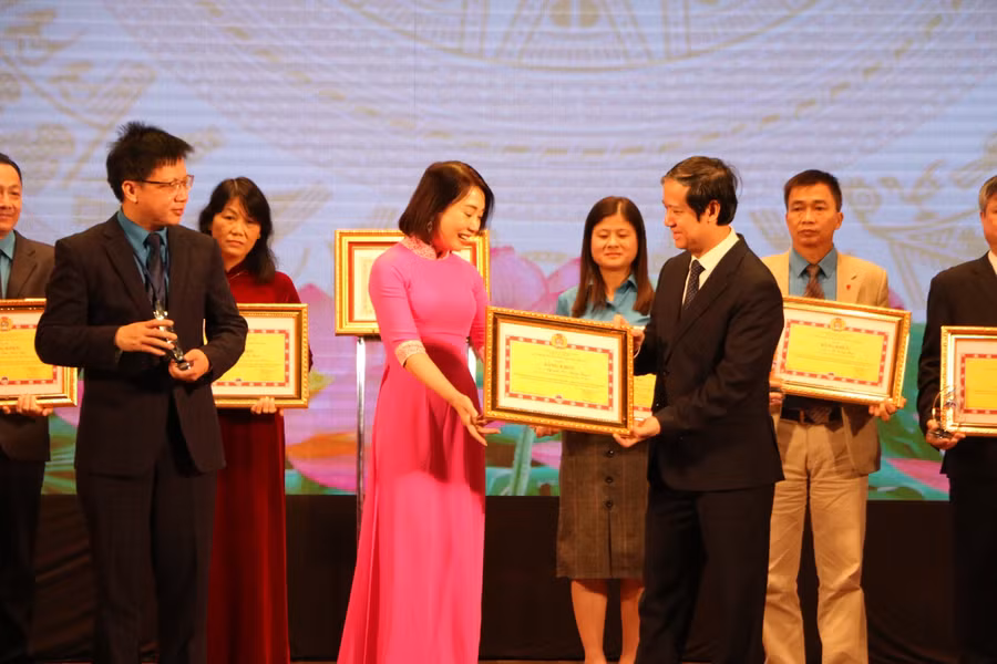 Bộ trưởng Bộ Giáo dục và Đào tạo Nguyễn Kim Sơn, Chủ tịch Công đoàn Giáo dục Việt Nam Nguyễn Ngọc Ân trao Bằng khen cho các cán bộ công đoàn giáo dục tiểu biểu.
