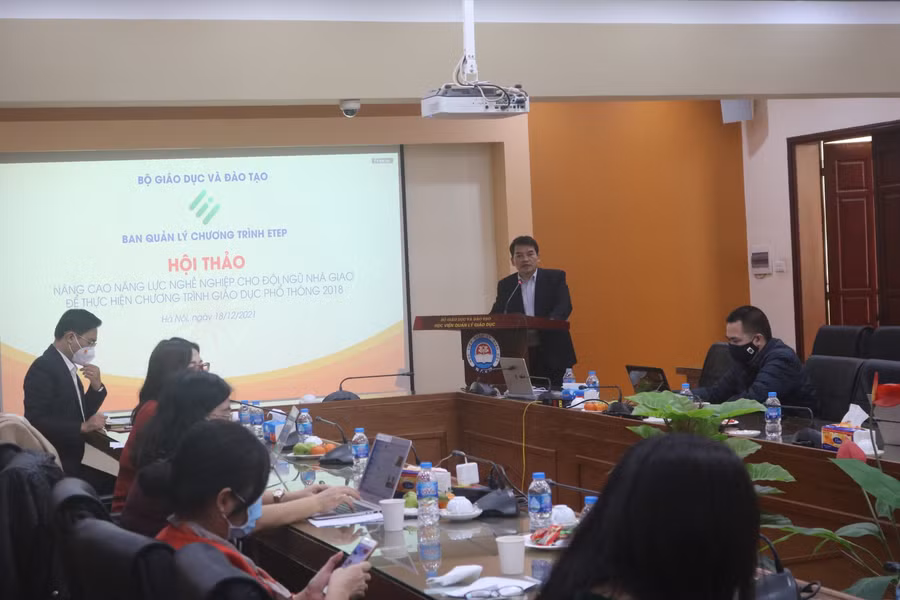 Đại biểu dự hội thảo tại điểm cầu Học viện Quản lý giáo dục.