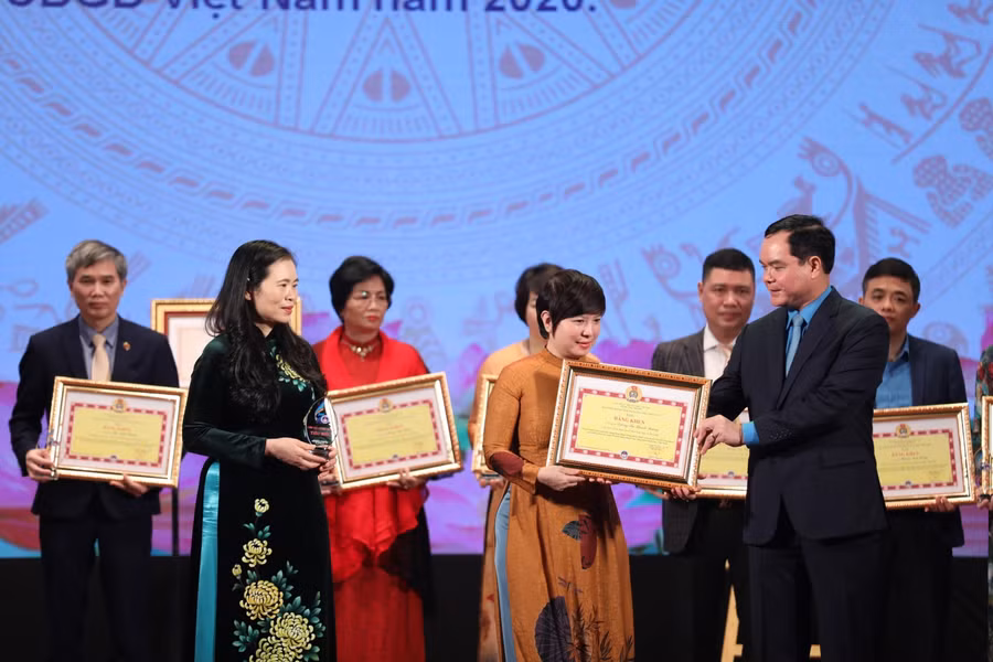 Bà Dương Thị Thanh Hương, Phó Tổng Biên tập, Chủ tịch Công đoàn Báo Giáo dục và Thời đại nhận Bằng khen dành cho cán bộ công đoàn giáo dục tiêu biểu.