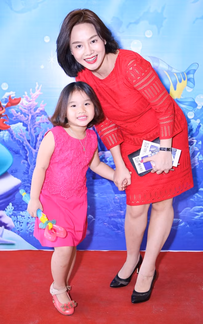 Thu Phượng rạng rỡ bên con gái. Sau khi chia tay diễn viên hài Thành Trung, cô vẫn còn khá nhiều "ấm ức" với người xưa. Cả hai thường công kích nhau trên trang cá nhân thời gian qua. Trần Bảo Sơn đưa bé Bảo Tiên đi xem nhạc kịch