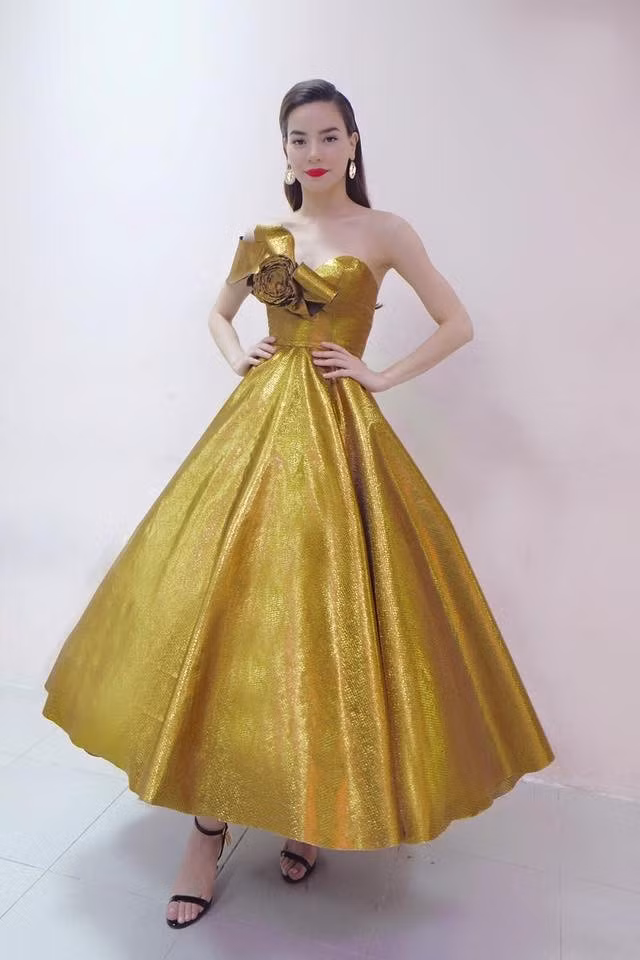Trang phục đẹp trong tháng 9 có bộ cánh ánh nhũ vàng của Hồ Ngọc Hà. Thiết kế được Lý Quí Khánh làm riêng cho bà mẹ một con được khen ngợi về vẻ sang trọng, kiều diễm. Tông màu ánh vàng hoàng gia giúp nữ ca sĩ tỏa sáng trên sân khấu. Ảnh: FBNV Váy xuyên thấu của Hồng Quế dẫn đầu top sao đẹp tháng 9