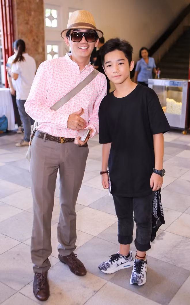 Minh Thuận và học trò Anh Duy. Cậu bé 13 tuổi từng gây ấn tượng với khán giả khi thể hiện khả năng hát cải lương trong chương trình Gương mặt thân quen nhí 2014. Trần Bảo Sơn đưa bé Bảo Tiên đi xem nhạc kịch