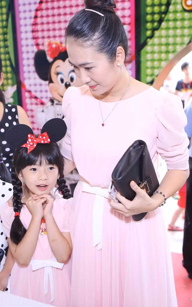 MC Thanh Thảo đưa con gái lớn - bé Dâu đi xem show nhạc kịch thiếu nhi. Nữ MC hiện có cuộc sống viên mãn bên chồng doanh nhân. Trần Bảo Sơn đưa bé Bảo Tiên đi xem nhạc kịch