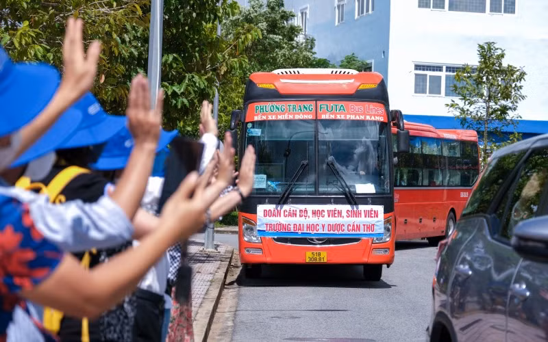 Trường ĐH Y Dược Cần Thơ tiễn đoàn cán bộ, giảng viên, SV lên đường chi viện cho TPHCM chống dịch.