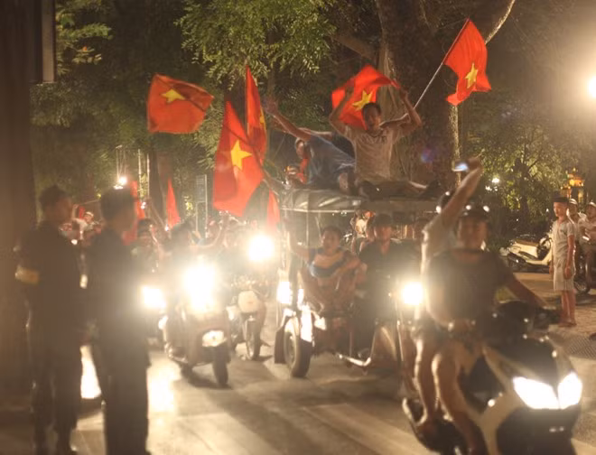 Trước đó, nhiều cổ động viên đã tụ tập và tổ chức nhiều đoàn xe máy diễu hành. Họ giương cao cờ Tổ quốc, hò reo cổ vũ cho chiến thắng của U19 Việt Nam. Tổ 141 trắng đêm chống đua xe sau chiến thắng của U19 VN