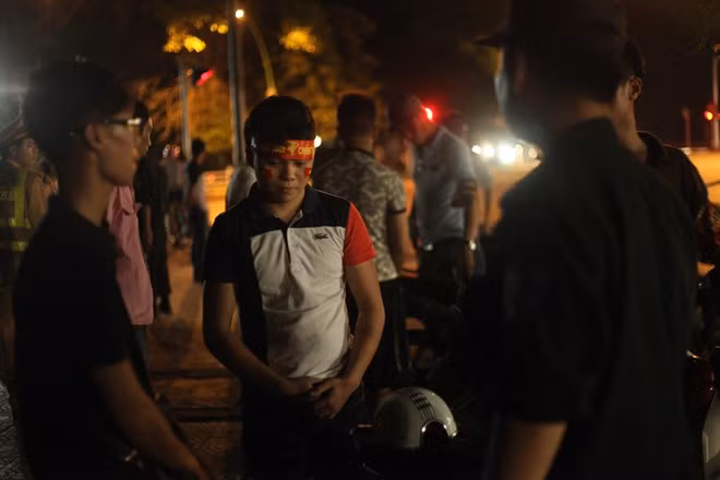 Theo quan sát của phóng viên, dù có nhiều đoàn xe máy tham gia diễu hành, hò reo nhưng tại khu vực hồ Hoàn Kiếm không xuất hiện nạn đua xe trái phép. Đến 23 giờ 30 tại đường Lý Thái Tổ (quận Hoàn Kiếm), lượng người lưu thông vẫn còn đông. Thiếu tá Nguyễn Hoài Phương - Đội phó Đội cảnh sát giao thông số 6 - cho biết: Với các trường hợp tham gia diễu hành bằng xe máy mà không đội mũ bảo hiểm, phóng nhanh vượt ẩu trên đường, tổ 141 sẽ kiên quyết xử lý để răn đe. Tổ 141 trắng đêm chống đua xe sau chiến thắng của U19 VN