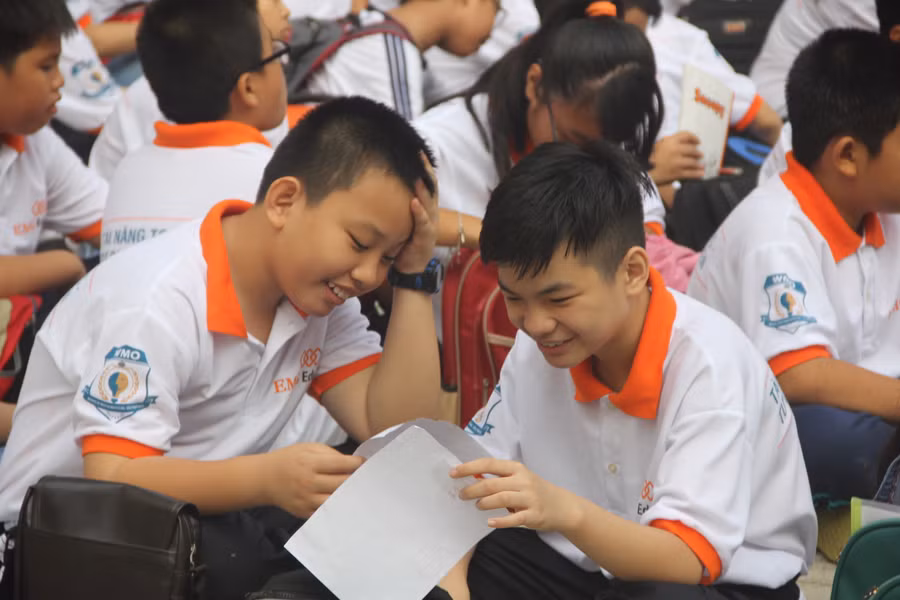 Các em trao đổi trước giờ thi Các em trao đổi trước giờ thi