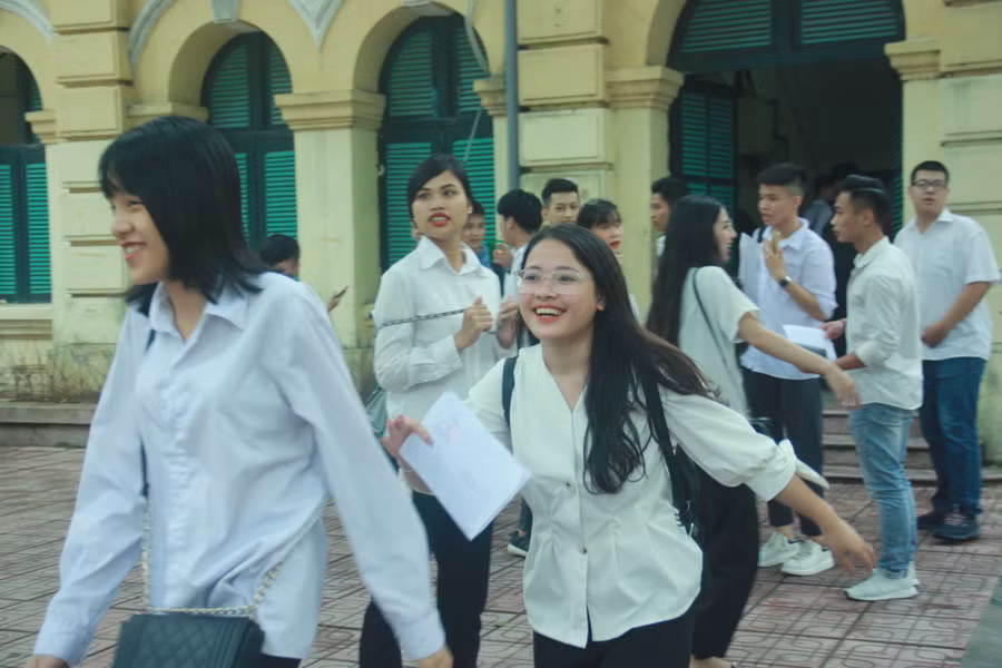 Cũng có thí sinh cho rằng, việc được thi tại chính trường mình học cũng khiến tâm lý tự tin hơn. "Em đi thi, vẫn gặp bạn bè cùng lớp, cùng trường ở trường thi, cùng trao đổi về bài vở; môi trường thân thuộc khiến chúng em tự tin hơn", một thí sinh THPT Phan Huy Chú chia sẻ. Cũng có thí sinh cho rằng, việc được thi tại chính trường mình học cũng khiến tâm lý tự tin hơn. "Em đi thi, vẫn gặp bạn bè cùng lớp, cùng trường ở trường thi, cùng trao đổi về bài vở; môi trường thân thuộc khiến chúng em tự tin hơn", một thí sinh THPT Phan Huy Chú chia sẻ.