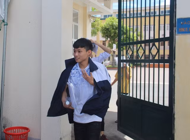 Thí sinh rời khỏi phòng thí sớm nhất tại điểm thi Trường THPT Chuyên Hà Tĩnh.