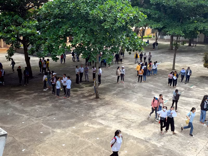 Thí sinh đến làm thủ tục tại điểm thi Trường THPT Nguyễn Công Trứ (huyện Krông Pắc)