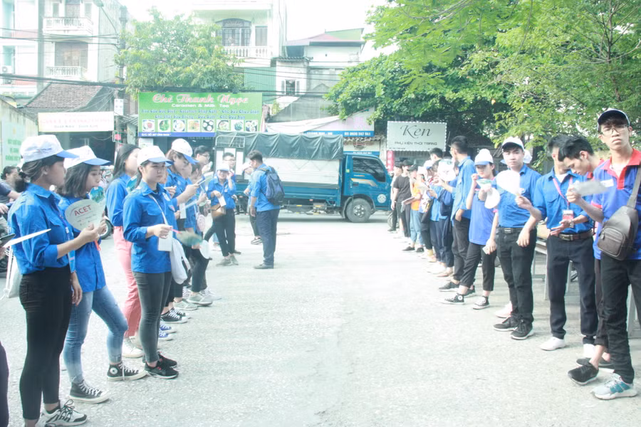 Lực lượng thanh niên tình nguyện sẵn sàng hỗ trợ thí sinh dự thi tại điểm thi Trường THPT Hoàng Văn Thụ Lực lượng thanh niên tình nguyện sẵn sàng hỗ trợ thí sinh dự thi tại điểm thi Trường THPT Hoàng Văn Thụ