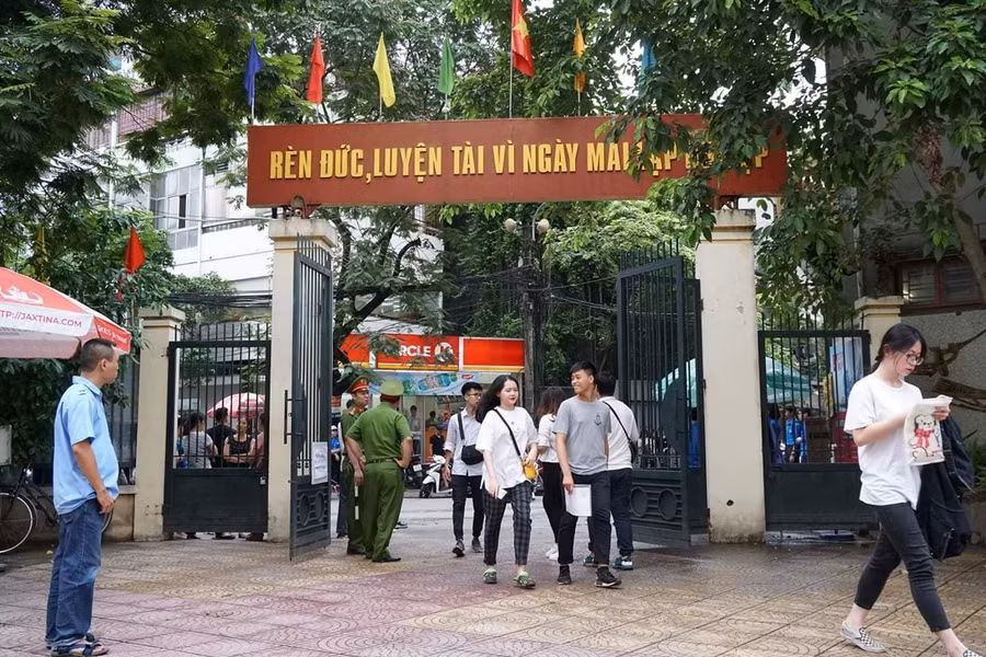 Cổng trường thi luôn thông thoáng. Ảnh chụp tại điểm thi Trường THPT Thăng Long (Hà Nội)