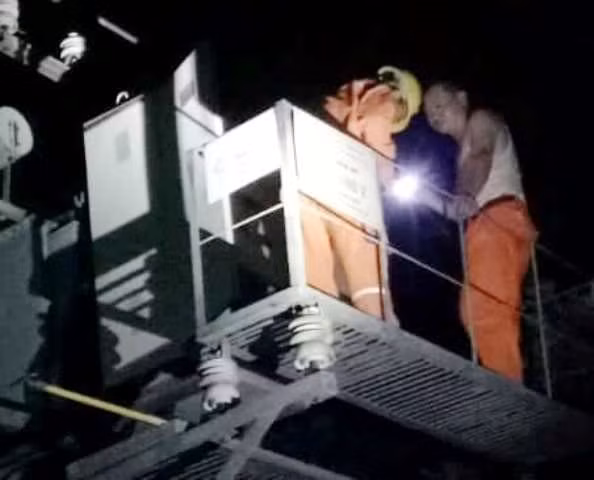 Lực lượng ngành Điện lực khắc phục sự cố trong đêm tại khu vực Tân Long, phường Hàm Rồng (TP.Thanh Hóa) Lực lượng ngành Điện lực khắc phục sự cố trong đêm tại khu vực Tân Long, phường Hàm Rồng (TP.Thanh Hóa)