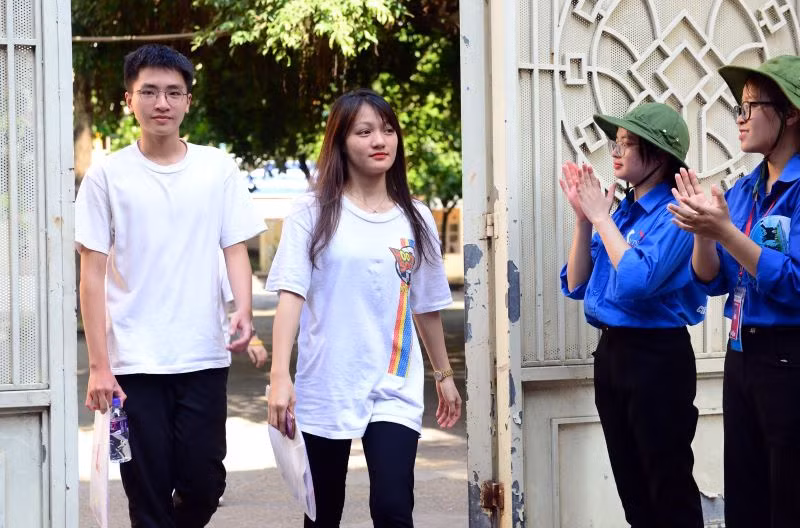 Thí sinh kết thúc bài thi Tiếng Anh tại điểm thi THPT Phạm Hồng Thái (Hà Nội).