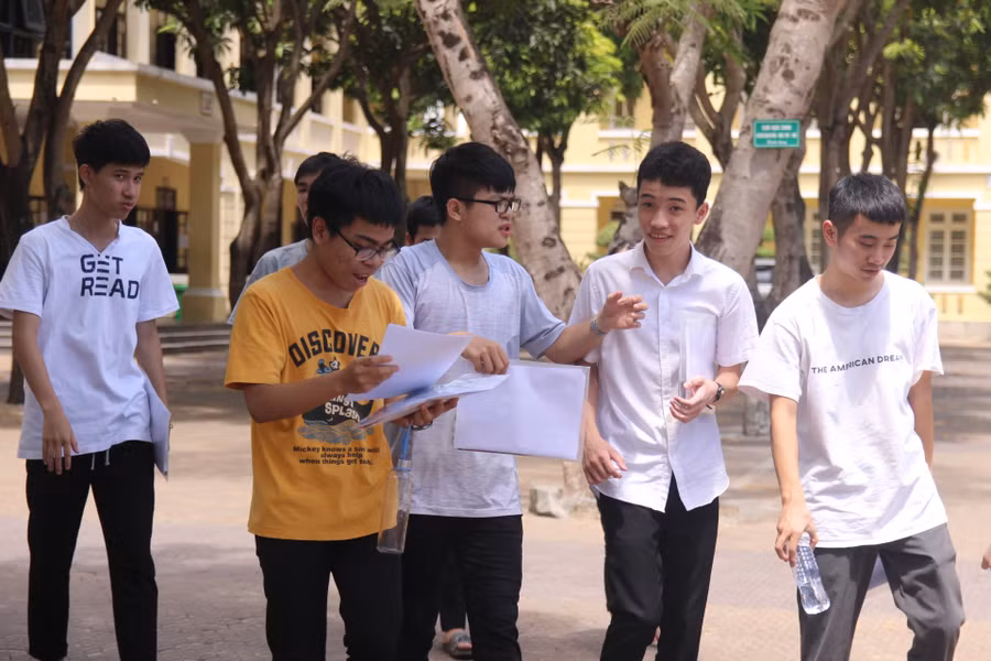 Trao đổi bài sau khi thi xong.