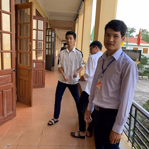 Thầy giám thị đến từ rất sớm Thầy giám thị đến từ rất sớm